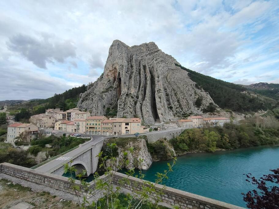 Appartement Au Coeur Du Village Sisteron Dış mekan fotoğraf